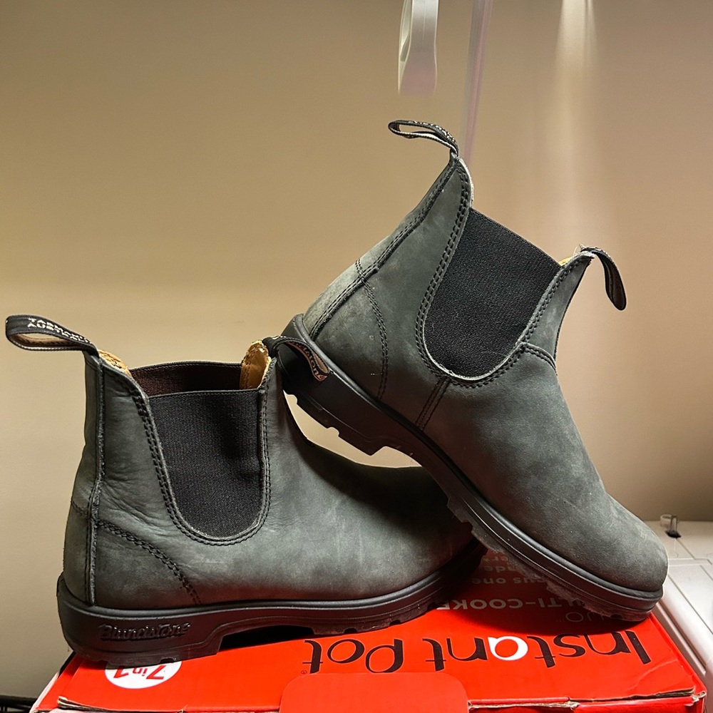 Blundstone #587 WOMEN'S CLASSICS
CHELSEA BOOTS - RUSTIC BLACK